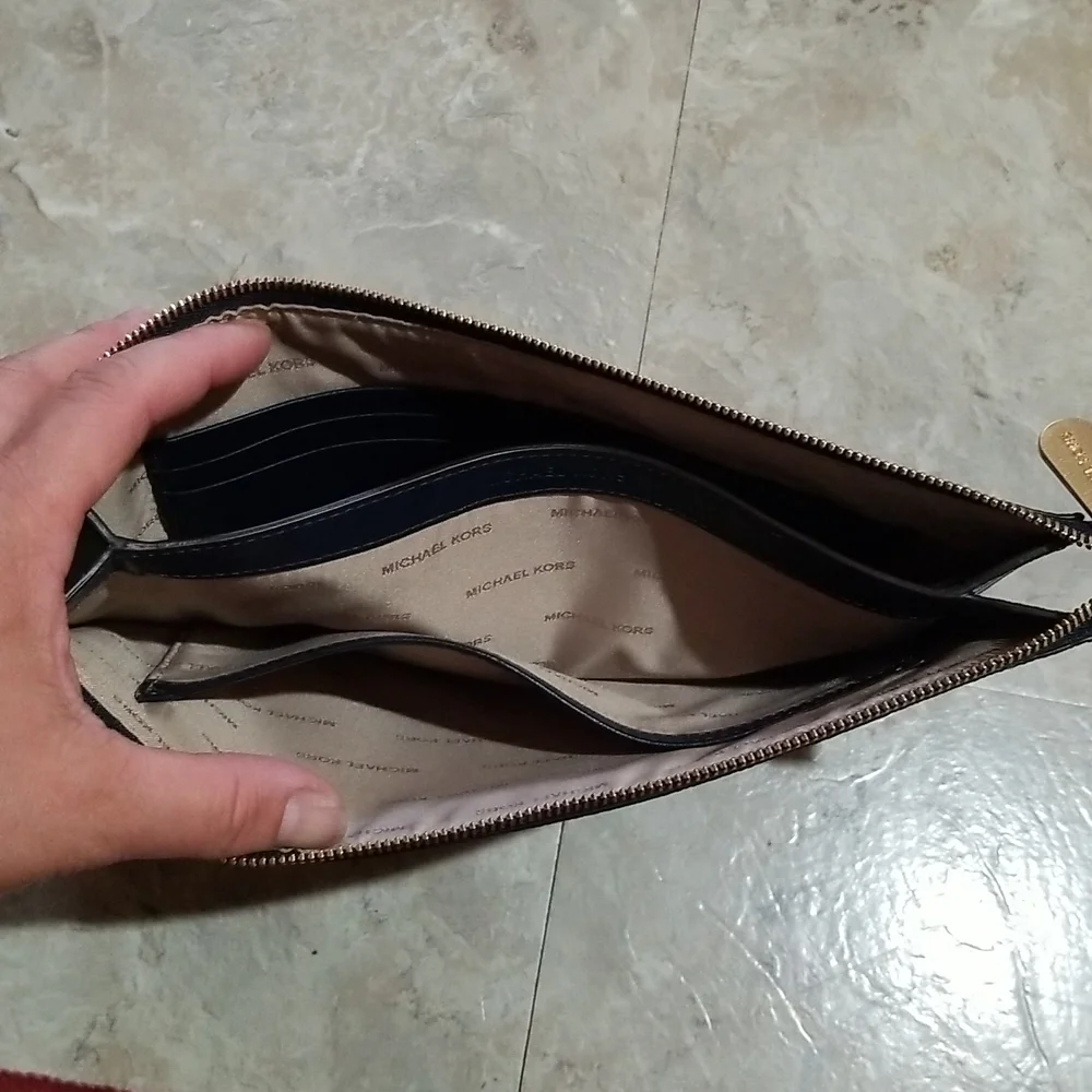 Michael kors wristlet. - Picture 3 of 8
